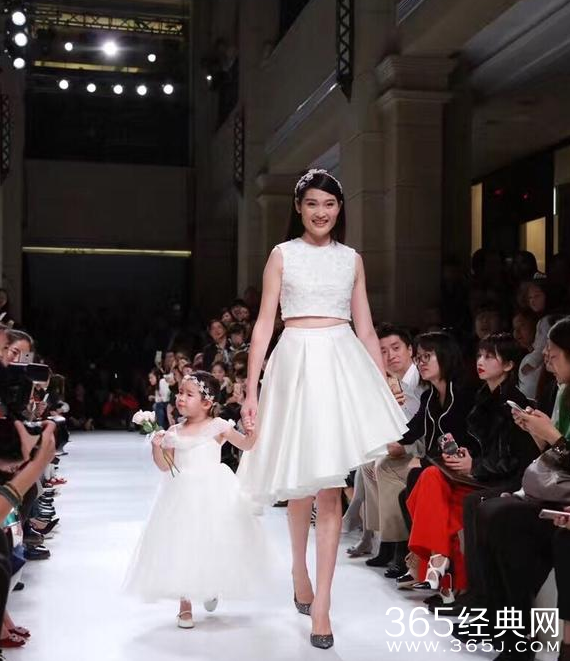 黄奕让爱女商演走秀