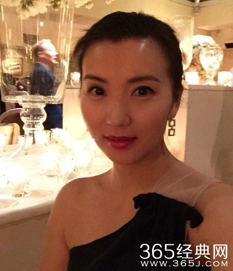 陈好罕见晒自拍 香肩外露性感十足