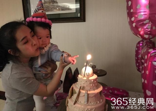 王栎鑫为女儿庆生 小公主模样呆萌像爸爸