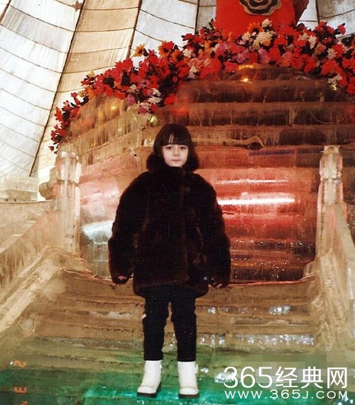 迪丽热巴童年照曝光宛如洋娃娃 网友：从娘胎一路美到大