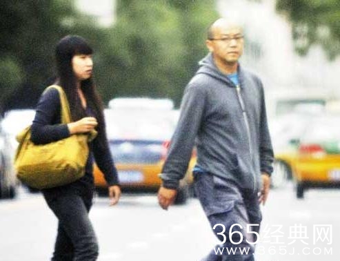 爆料中的窦唯与现任妻子照片