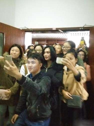 朱茵被热情的同学们团团围住