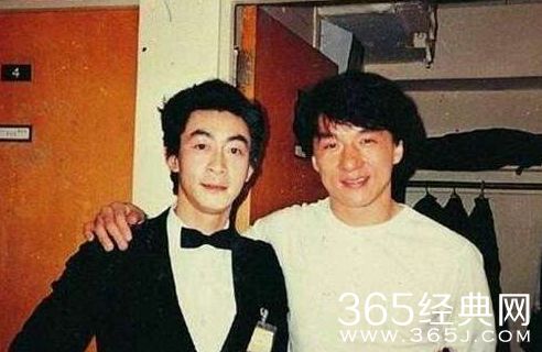 六小龄童晒与成龙旧照