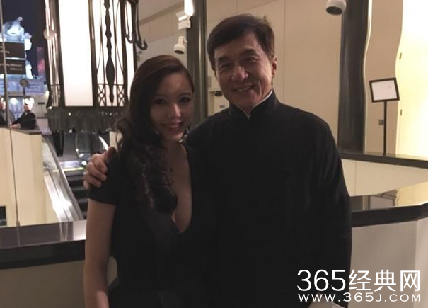 李靓蕾与成龙合影