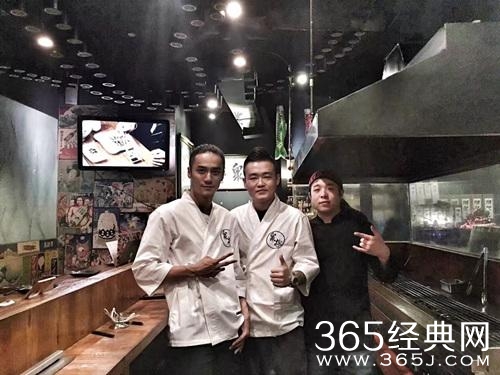 蒋劲夫日料店打工