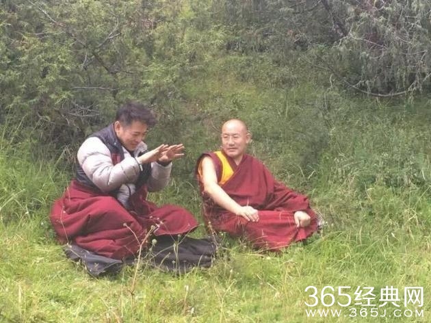 53岁李连杰福建拜佛 与僧人同吃斋(图)