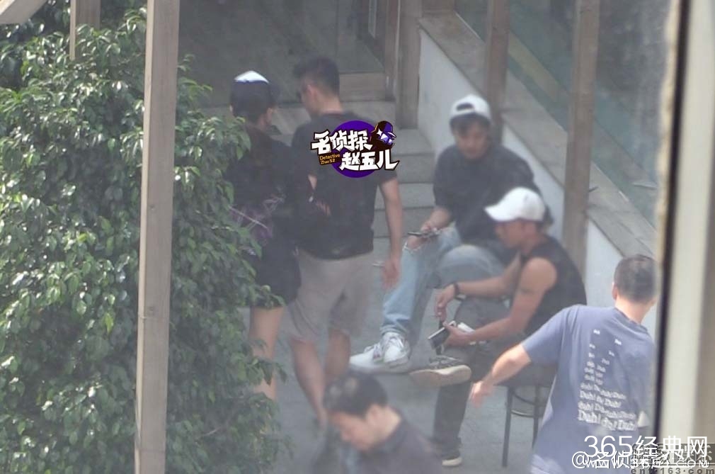 林丹新换来头不小 新店开张众多明星祝贺