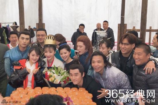 柳岩在剧组庆生众星捧月 蒋劲夫呆萌抢镜