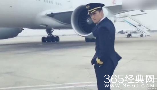 胡歌为什么穿机长制服 胡歌帅气制服照