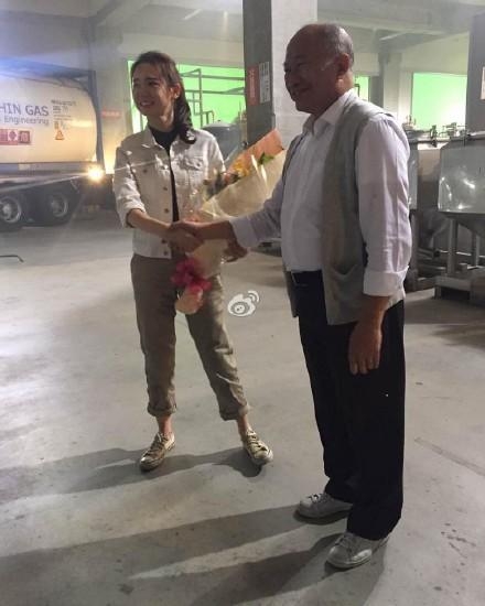 娱乐圈劳模！戚薇缝完针后立即开工，素颜出镜伤痕明显