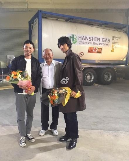 娱乐圈劳模！戚薇缝完针后立即开工，素颜出镜伤痕明显