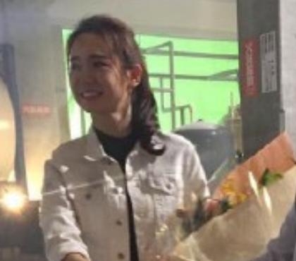 娱乐圈劳模！戚薇缝完针后立即开工，素颜出镜伤痕明显