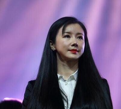 孙菲菲出席活动全程脸僵显疲态 孙菲菲整容前后照对比