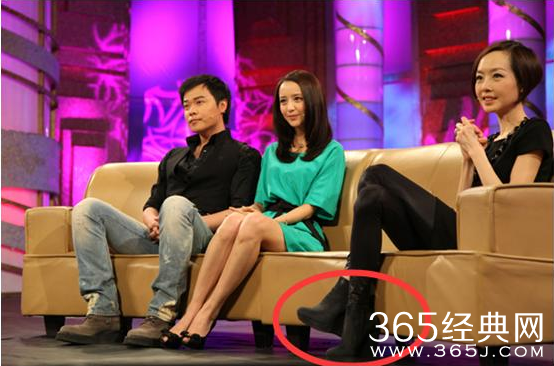 鲁豫采访时翘脚