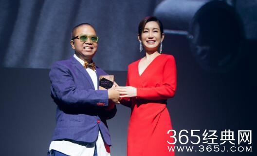 秦海璐红裙亮相