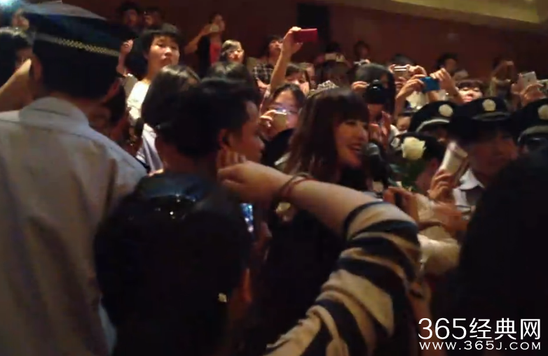 曝金莎现身校园引混乱 多名同学被挤倒地