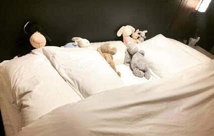 蒋欣晒出床照 蒋欣完整床照