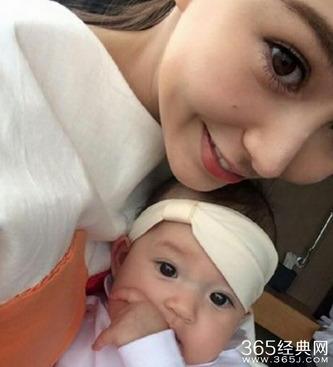 小周周正面照？昆凌与宝宝合影引围观