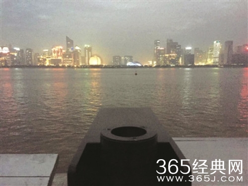 杭州装14台望远镜供人免费观江景 当天就失窃被迫全部拆光
