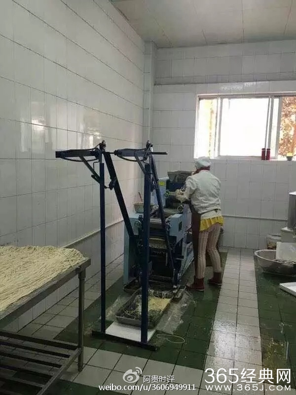 网曝陕西汉中某私立学校餐厅 家长们气炸