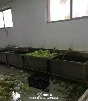 网曝陕西汉中某私立学校餐厅 家长们气炸