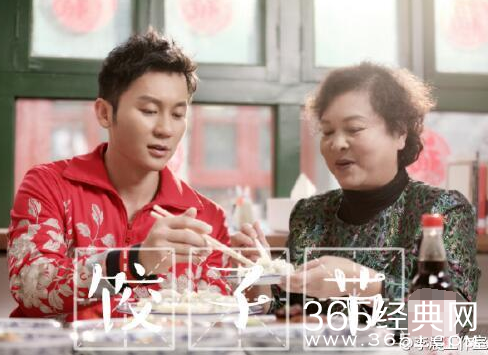 温馨！李晨与母亲团聚包饺子 晨妈笑容超温柔