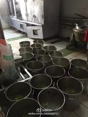 网曝陕西汉中某私立学校餐厅 家长们气炸