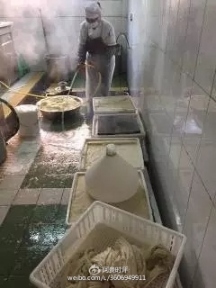 网曝陕西汉中某私立学校餐厅 家长们气炸