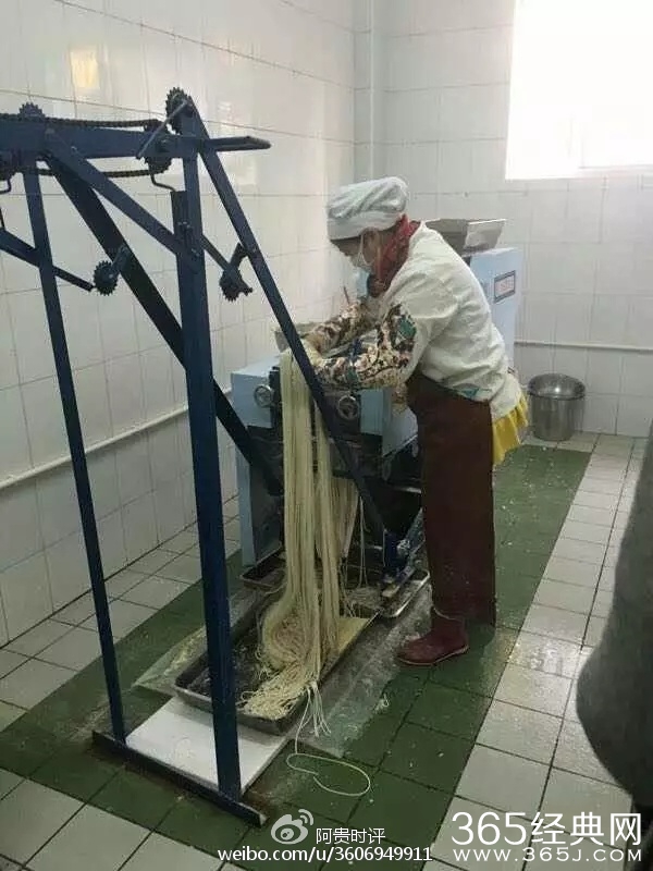 网曝陕西汉中某私立学校餐厅 家长们气炸