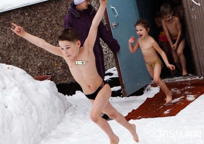 俄罗斯幼童雪地裸奔 教练称低于零下二十五度才会停