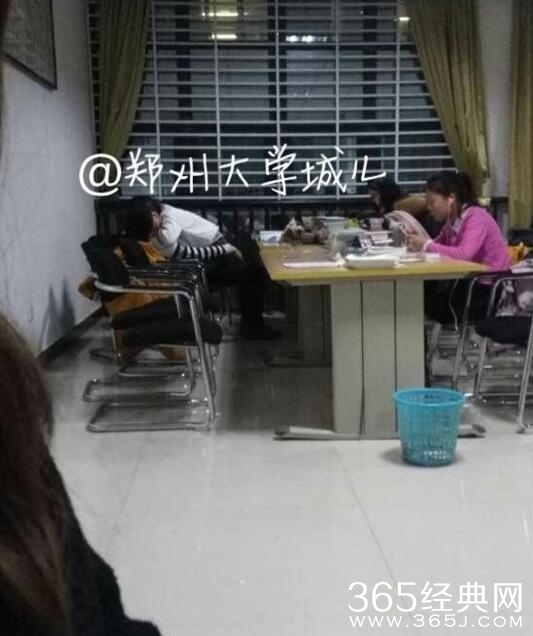 郑州财经学院学校图书馆情侣大尺度过激举动全套图片