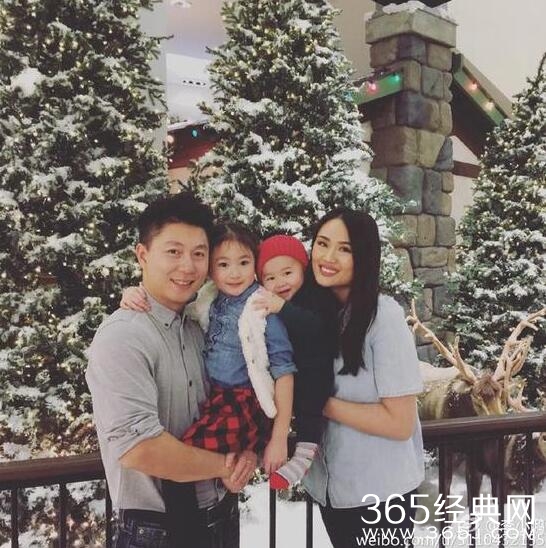 李小鹏二胎儿子正脸照片 圣诞节晒全家福
