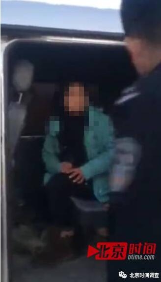 一对衣衫不整男女车震被警方抓获3′31″完整视频网络疯传