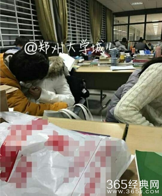 郑州财经学院学校图书馆情侣大尺度过激举动全套图片
