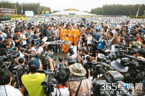 泰国最大寺庙住持涉嫌洗钱上亿 数百信徒逼退警方执法