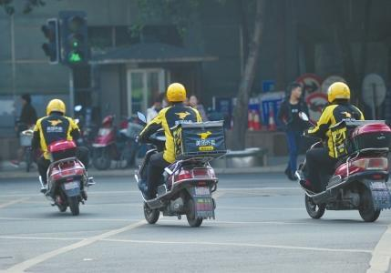 外卖战中送餐小哥：出车祸不敢跟公司说 说了反被扣钱