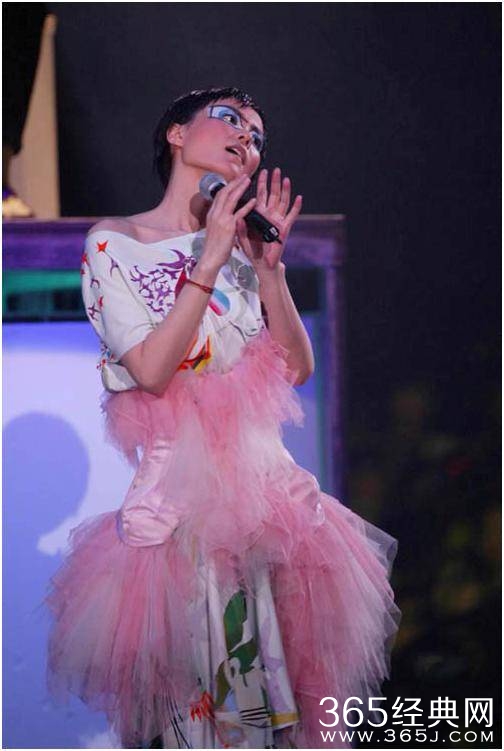 王菲为何被众人合力从神坛推倒在地？还惨遭众明星集体打脸