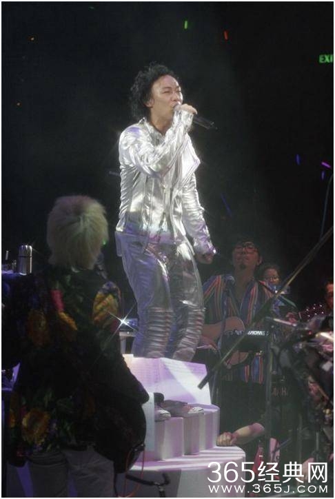 王菲为何被众人合力从神坛推倒在地？还惨遭众明星集体打脸