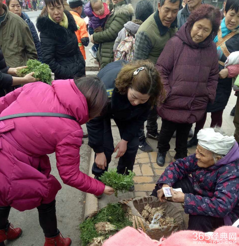 老太街边违规摆摊 城管变身菜贩帮吆喝