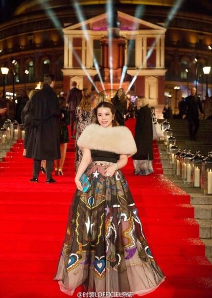 余晚晚家庭背景父亲余静渊资料 参加世界名媛舞会抢镜