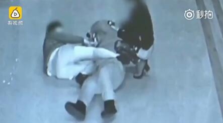 保安摸美女胸被两女子暴打跪地完整视频观看