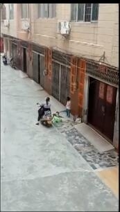 女子骑摩托车故意碾压幼童双腿视频及事件真相