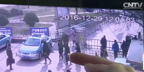 最新碰瓷伎俩曝光 专讹低头族