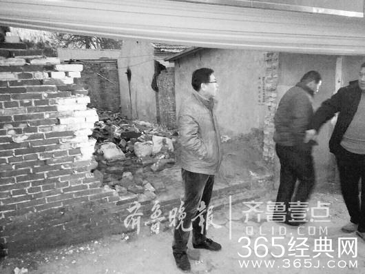 从1日以来，业主们就在现场蹲守。齐鲁晚报记者 张跃峰 摄