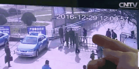 最新碰瓷伎俩曝光 专讹低头族