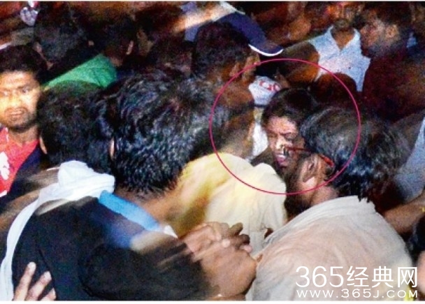 印度现大规模性侵：受害者在女警肩上哭泣