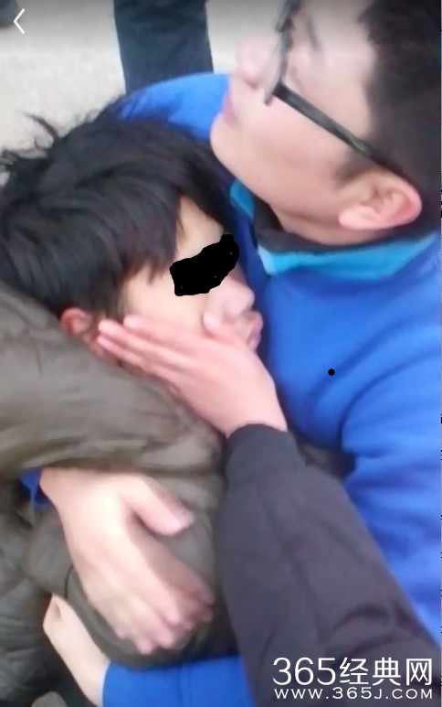 学生晨练心跳骤停 老师双膝跪地将他抢救回来