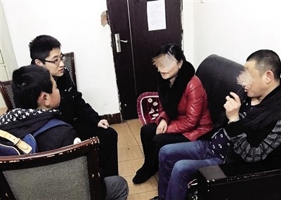 男孩不愿上补习班挨打 告妈妈家暴