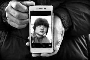 母亲1句话致女儿离家近3年 就知道窝家里玩手机