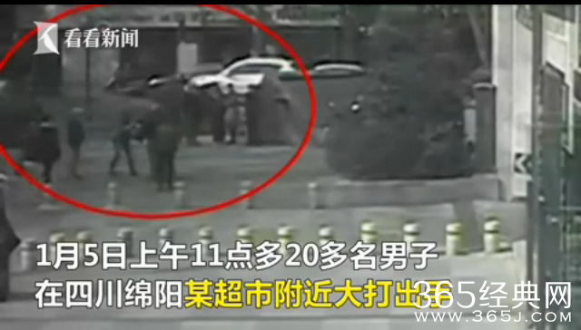 两伙人街头火拼 一男子竟向民警借枪